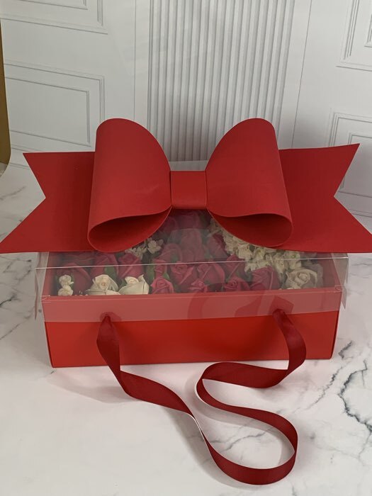 Фотография покупателя товара Коробка подарочная с бантом, ручками и прозрачной крышкой, сиреневая, 35×21×15 см - Фото 3