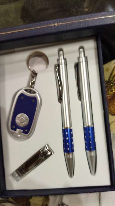 Фотография покупателя товара Набор подарочный 4в1 (2 ручки, кусачки, фонарик синий) - Фото 2