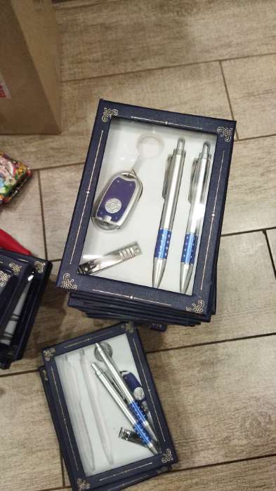 Фотография покупателя товара Набор подарочный 4в1 (2 ручки, кусачки, фонарик синий)