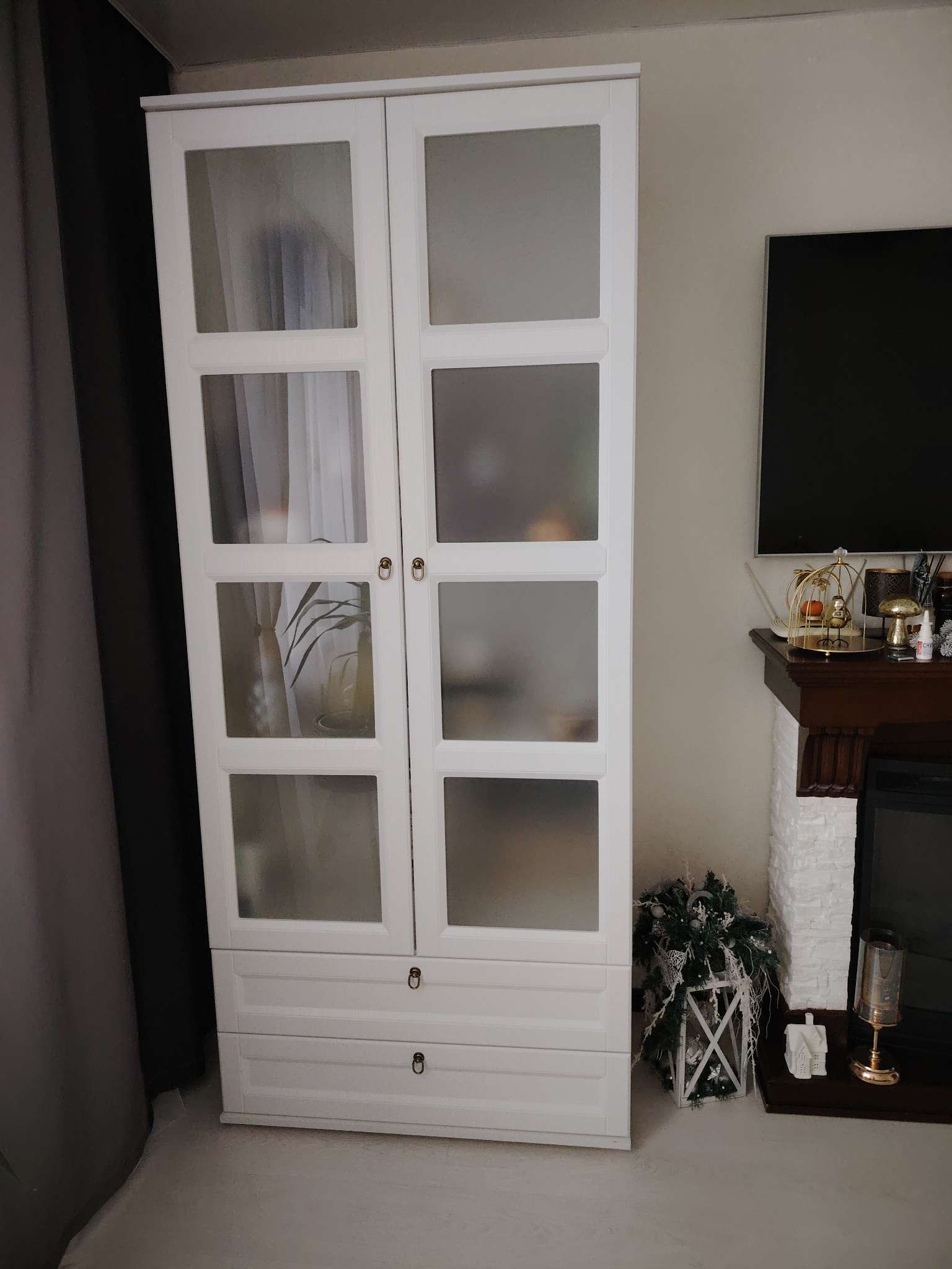 Фотография покупателя товара Шкаф двустворчатый «Валенсия», со стеклом, 975×570×2150 мм, цвет белый/орех - Фото 1