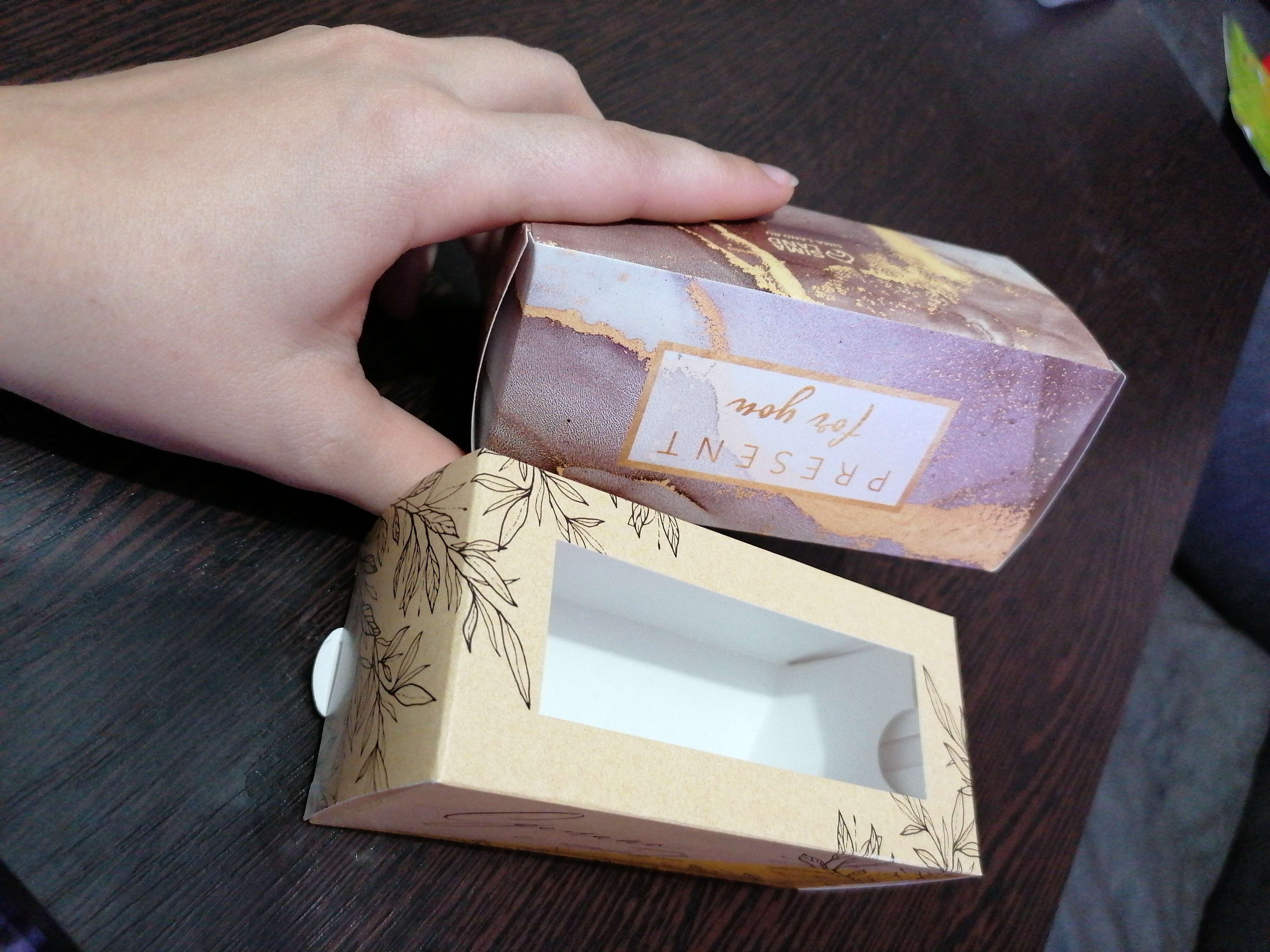 Фотография покупателя товара Коробка для макарун, кондитерская упаковка, «Сделано с любовью»,12 х5.5 х 5.5 см - Фото 2