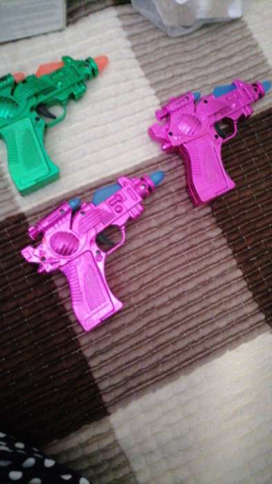 Фотография покупателя товара Пистолет «Сверчок», световые и звуковые эффекты, работает от батареек, цвета МИКС - Фото 4