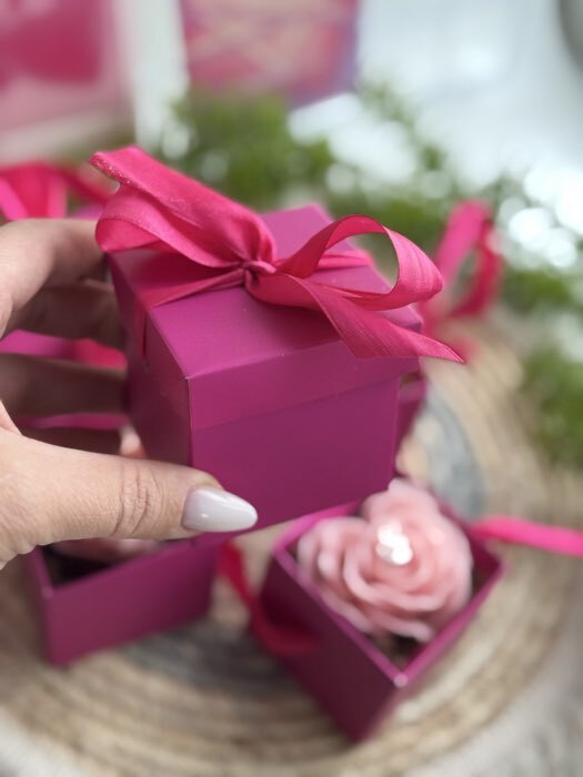 Фотография покупателя товара Коробочка подарочная складная «Презент», 6×6×6 см, фиолетовый - Фото 2