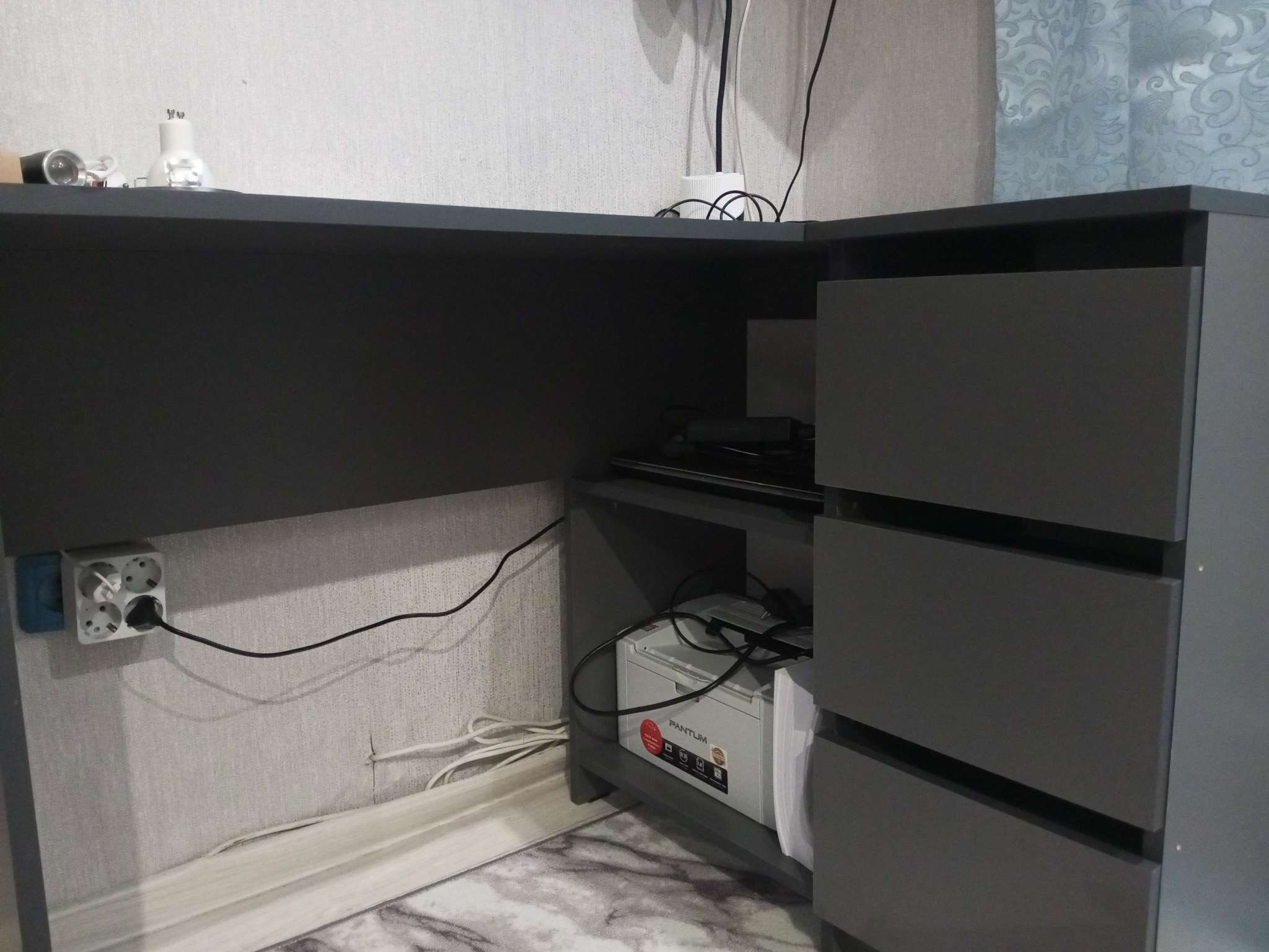 Фотография покупателя товара Стол письменный угловой «Денвер», 3 ящика, 1090×836×754 мм, цвет графит - Фото 3