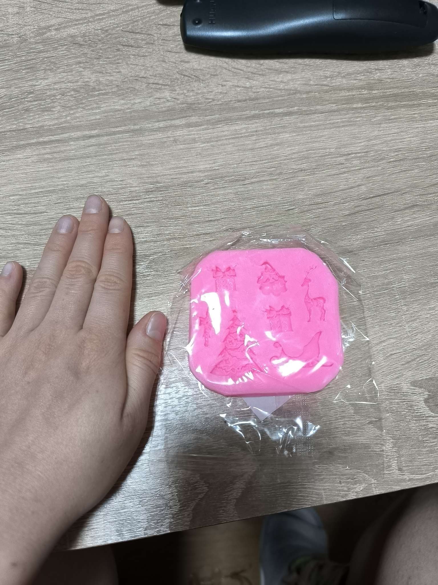 Фотография покупателя товара Молд для заливки «Новогодняя суета», силикон, 8×1.1 см, розовый - Фото 8