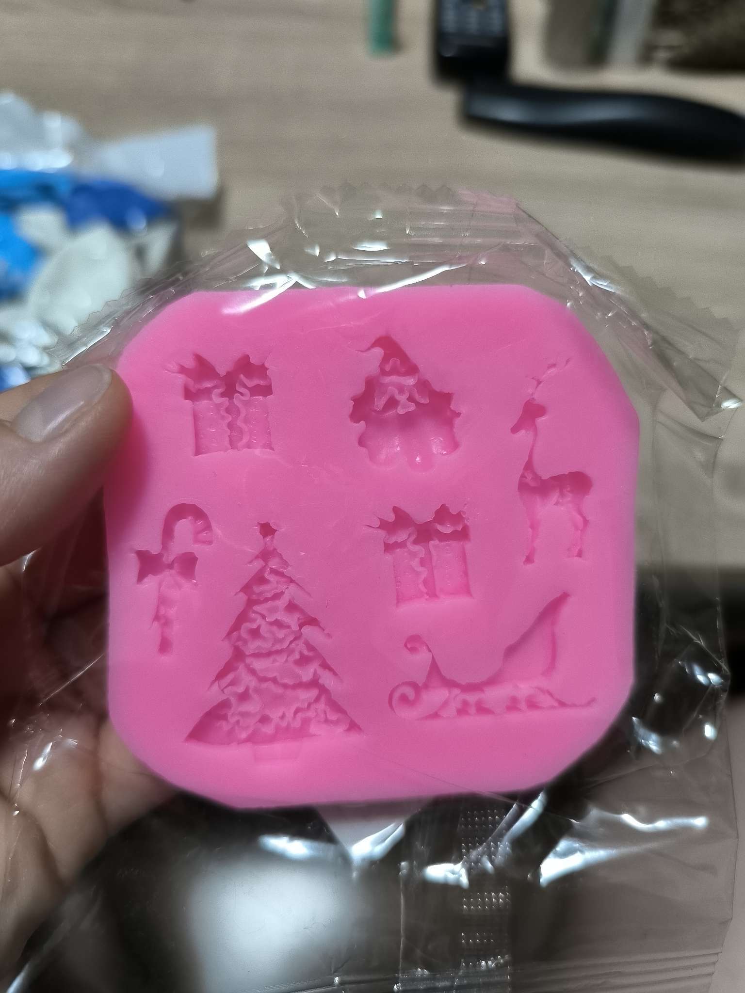 Фотография покупателя товара Молд для заливки «Новогодняя суета», силикон, 8×1.1 см, розовый - Фото 9