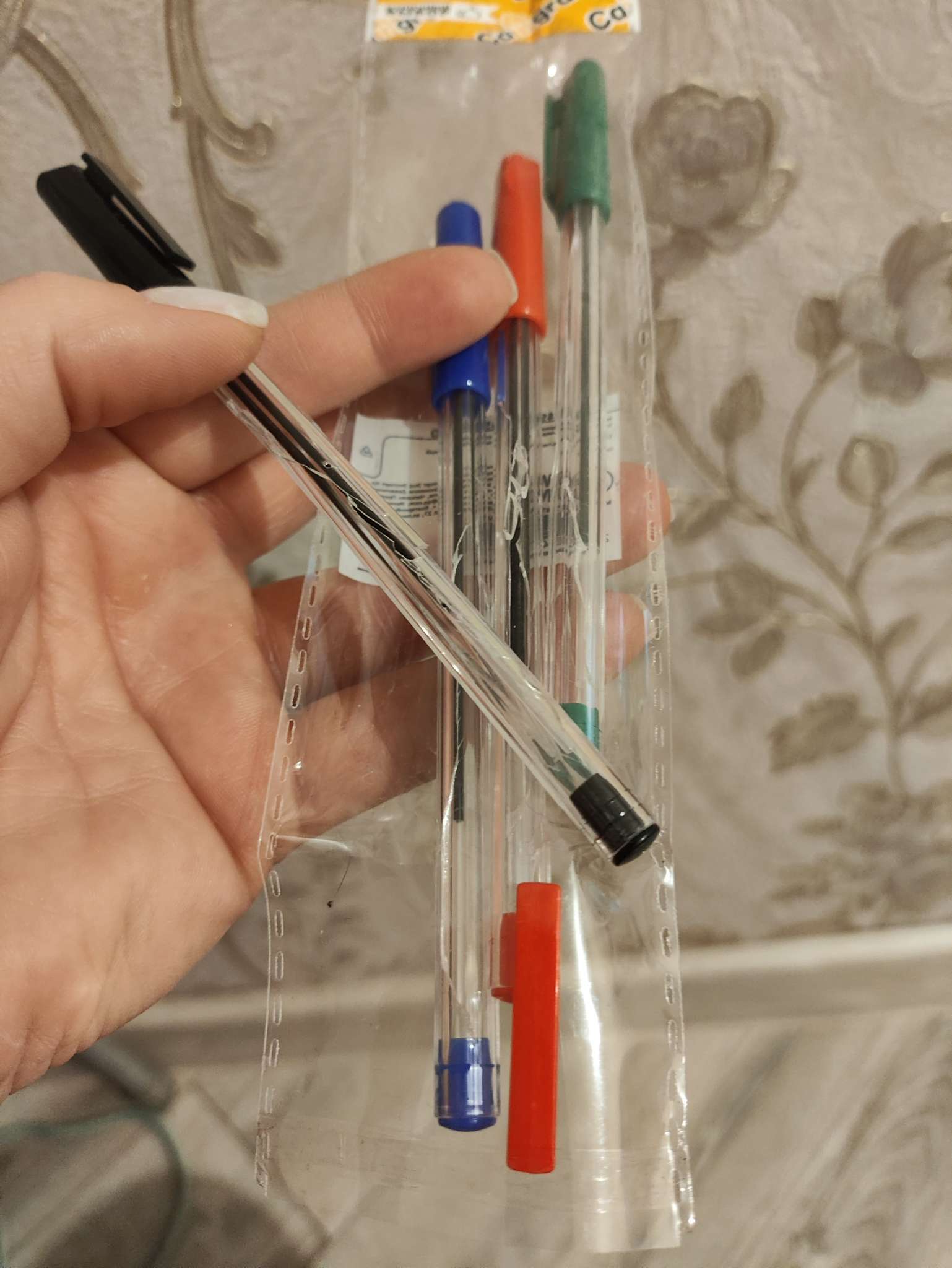 Фотография покупателя товара Набор ручек шариковых 4 цвета, стержень 1.0 мм синий, красный, чёрный, зелёный, корпус прозрачный - Фото 12