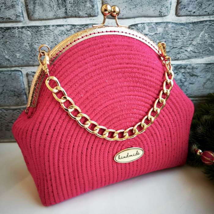 Фотография покупателя товара Цепочка для сумки, с карабинами, металлическая, плоская, 18×13 мм, 30 см, цвет золотой - Фото 4