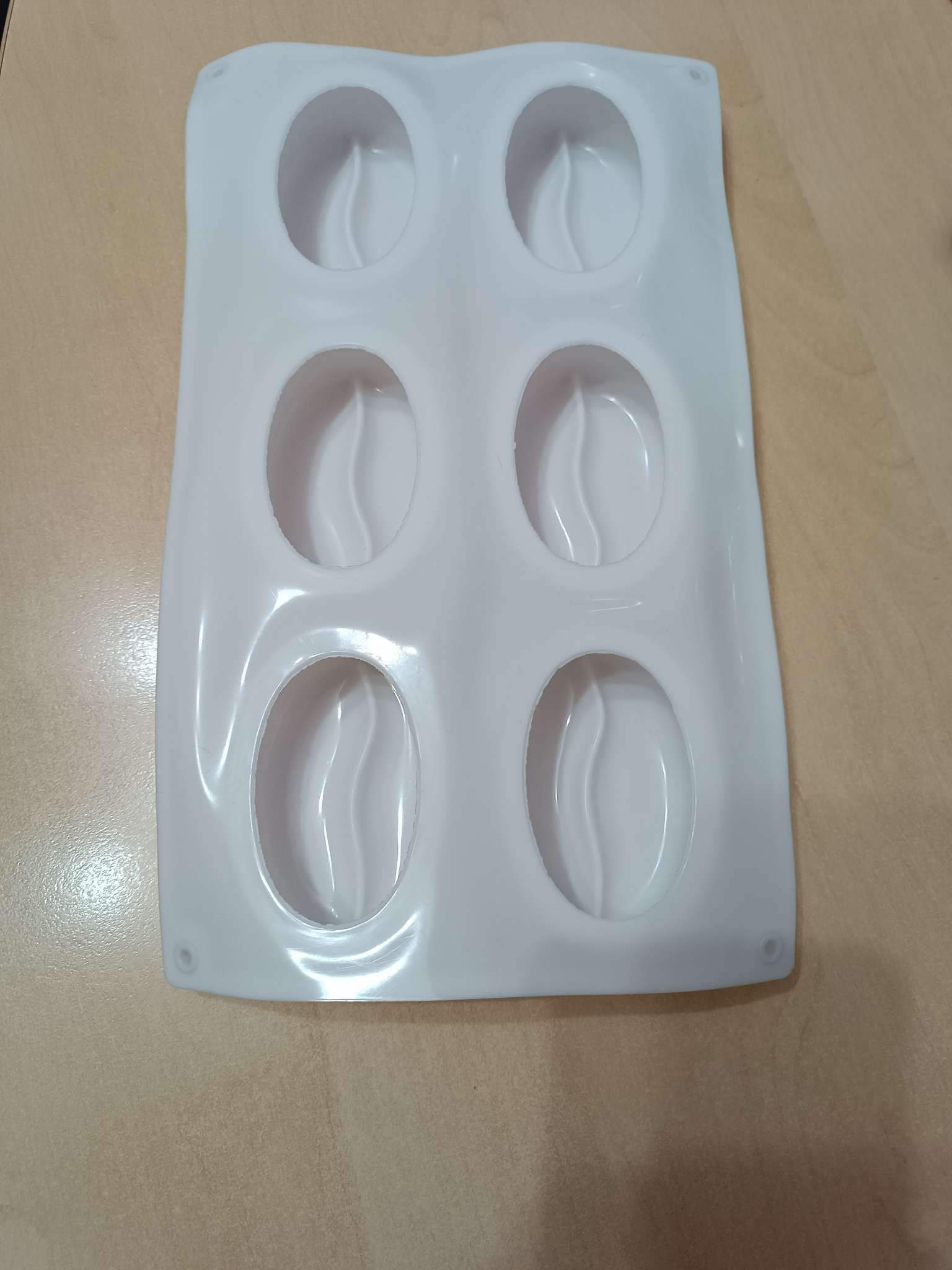 Фотография покупателя товара Форма для муссовых десертов и выпечки Доляна «Кофейные зёрна», силикон, 28.5×17×2.5 см, 6 ячеек (8×6 см), цвет белый - Фото 3