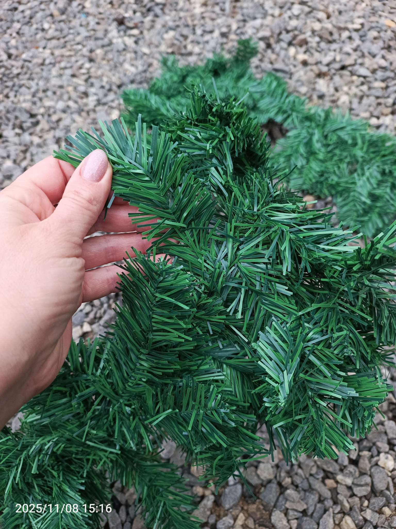 Фотография покупателя товара Гирлянда хвойная новогодняя «Зимнее волшебство», ёлочная, 270 см, d=6 см, 220 веток, 12.5 см - Фото 2