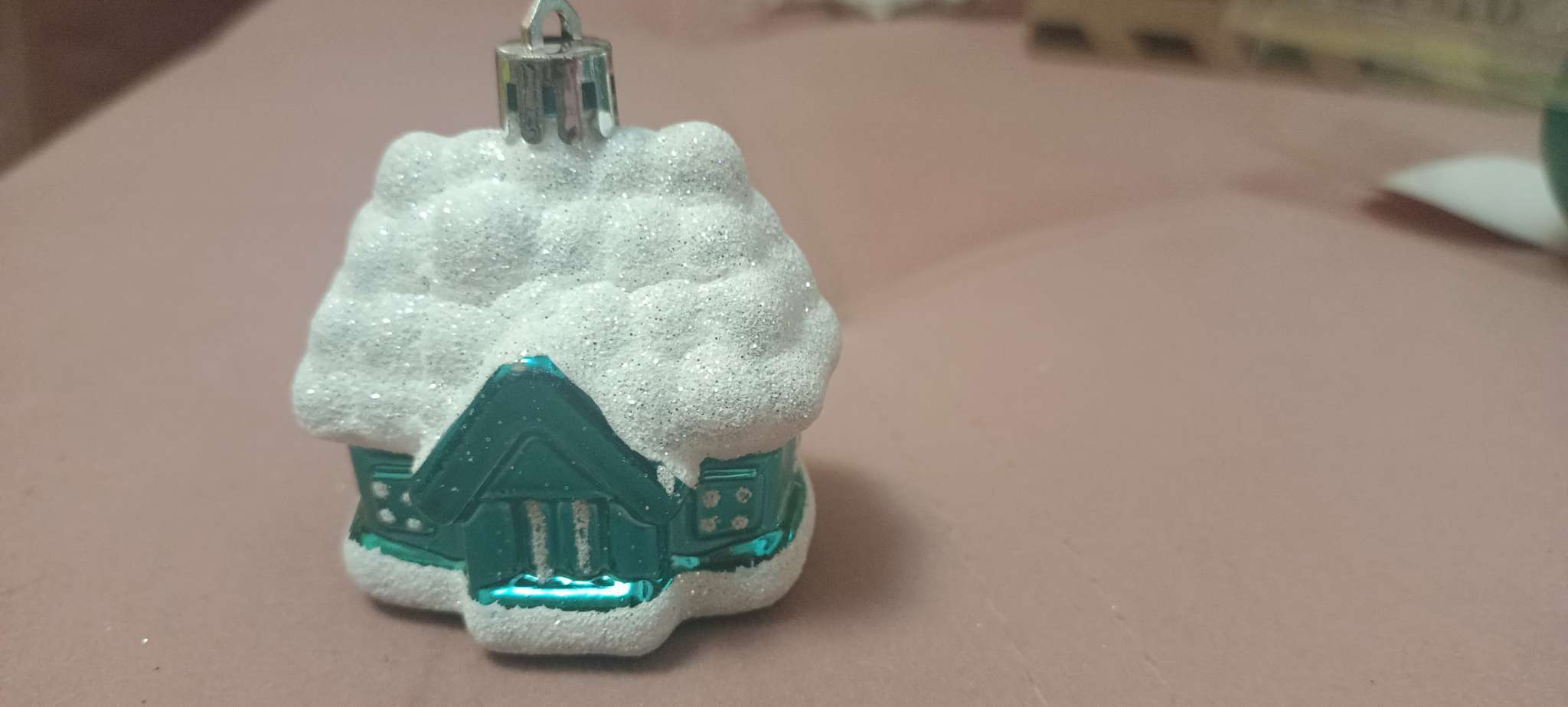 Фотография покупателя товара Ёлочные игрушки «Праздник», шары новогодние, набор 6 шт. (4 шара, 2 домика) 6 см, красный - Фото 4