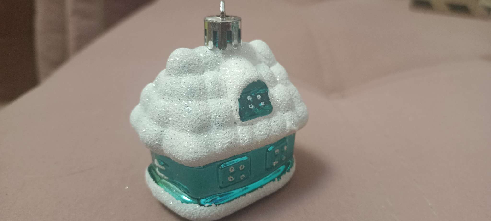 Фотография покупателя товара Ёлочные игрушки «Праздник», шары новогодние, набор 6 шт. (4 шара, 2 домика) 6 см, красный - Фото 5