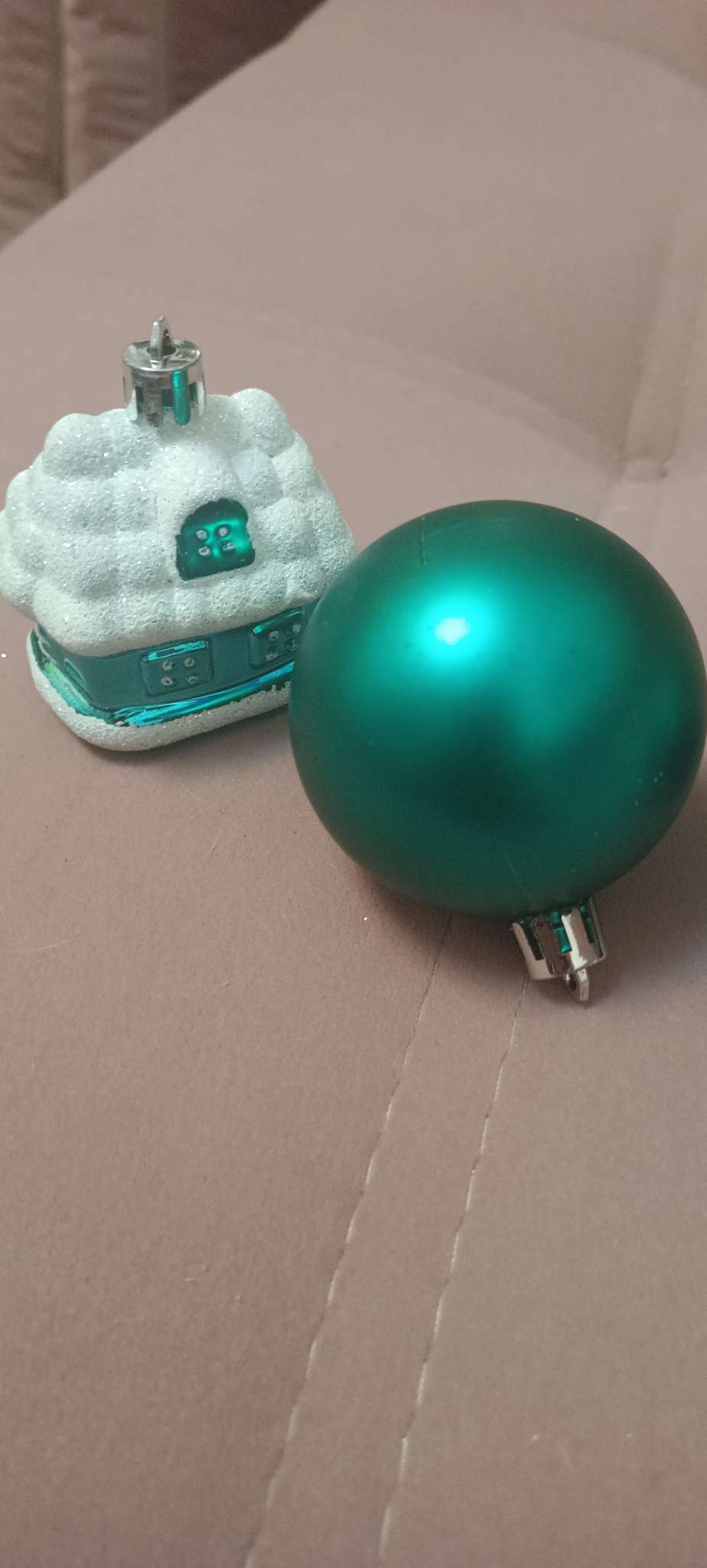 Фотография покупателя товара Ёлочные игрушки «Праздник», шары новогодние, набор 6 шт. (4 шара, 2 домика) 6 см, красный - Фото 1