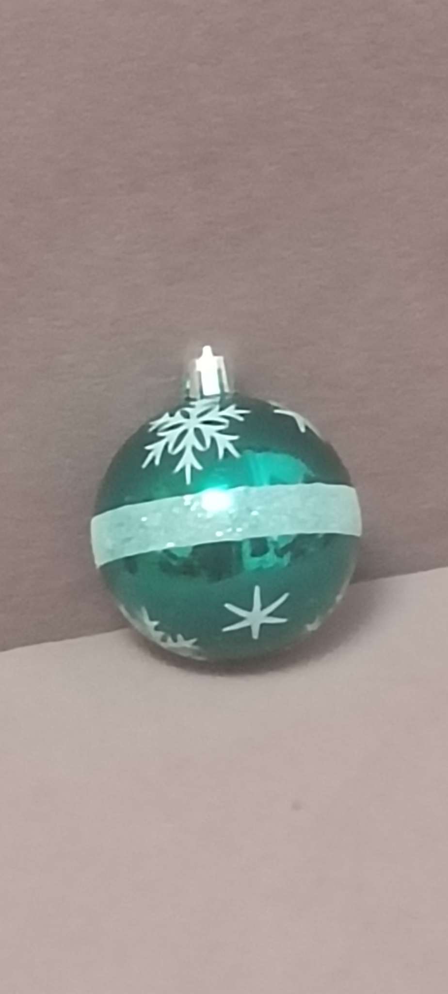 Фотография покупателя товара Ёлочные игрушки «Праздник», шары новогодние, набор 6 шт. (4 шара, 2 домика) 6 см, красный - Фото 2