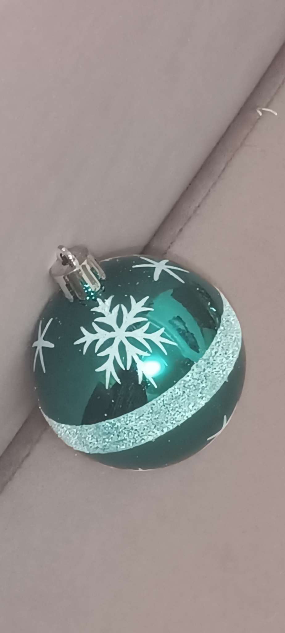 Фотография покупателя товара Ёлочные игрушки «Праздник», шары новогодние, набор 6 шт. (4 шара, 2 домика) 6 см, красный - Фото 3