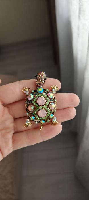 Фотография покупателя товара Брошь «Черепашка» в крупных стразах, цветная в чернёном золоте - Фото 3