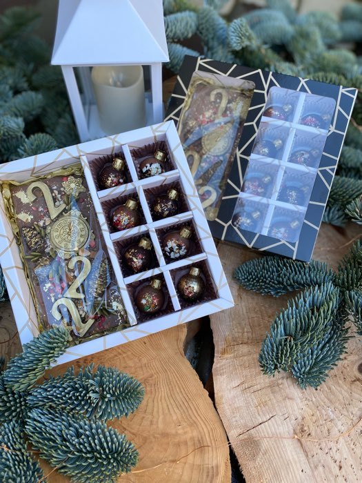 Фотография покупателя товара Коробка под 8 конфет + шоколад, с окном, геометрия, черно-белая, 17,7 х 17,85 х 3,85 см - Фото 5