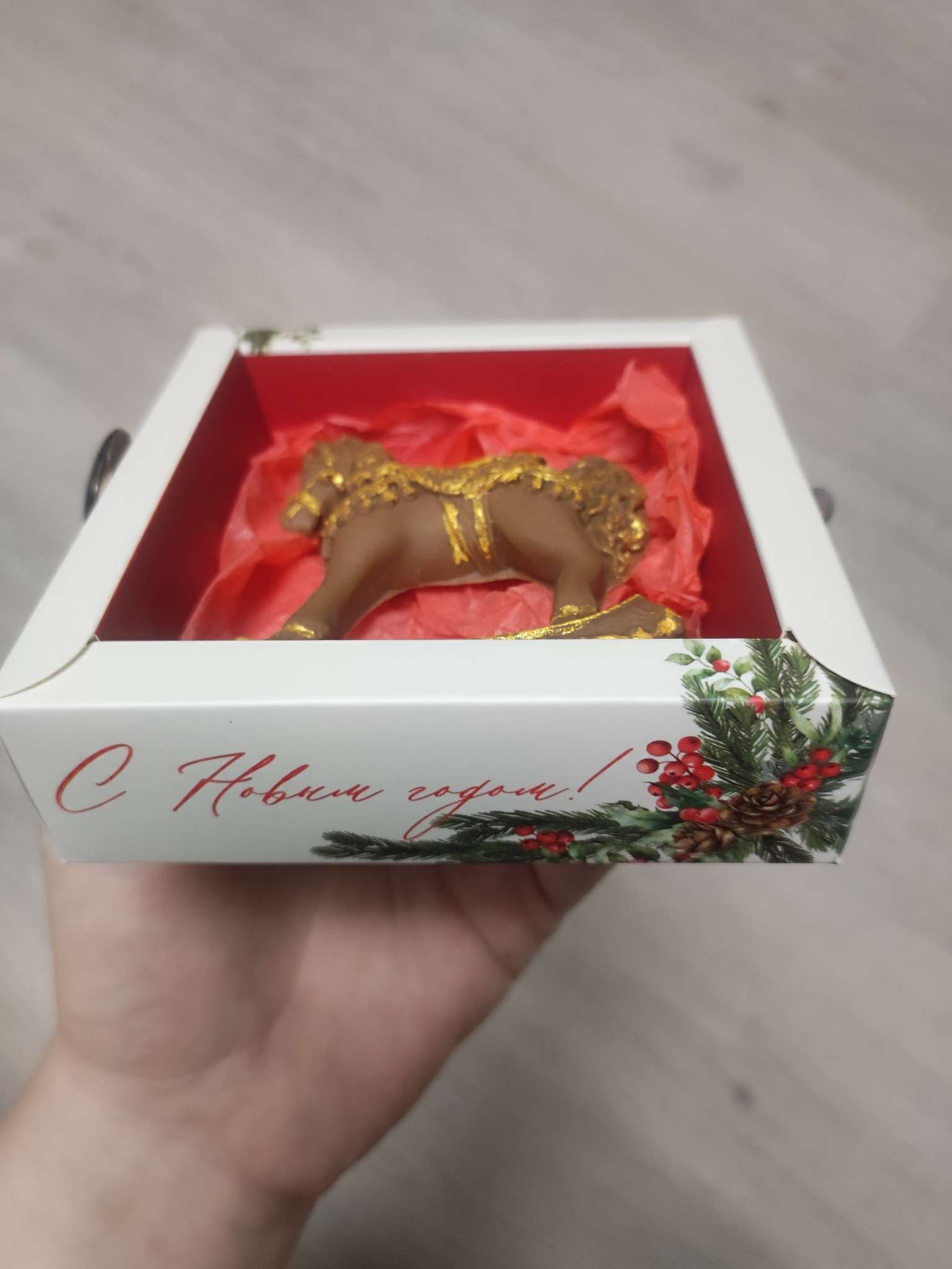 Фотография покупателя товара Коробка под 4 конфеты новогодняя с ячейками «Еловый аромат», 10×10×3 см - Фото 2