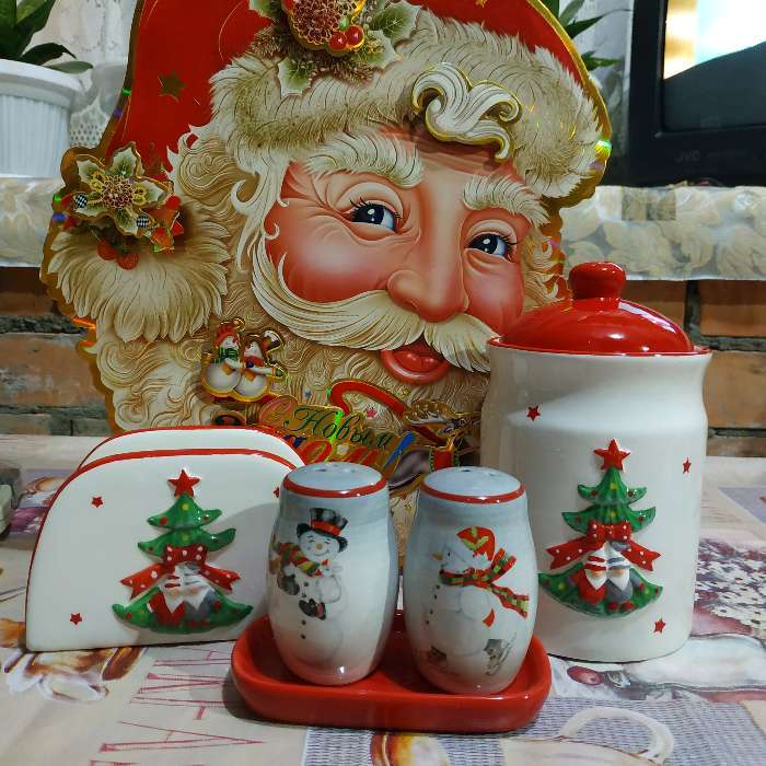 Фотография покупателя товара Набор для специй Доляна «Рождественский снеговик», 3 предмета: солонка 130 мл, перечница 130 мл, подставка - Фото 1