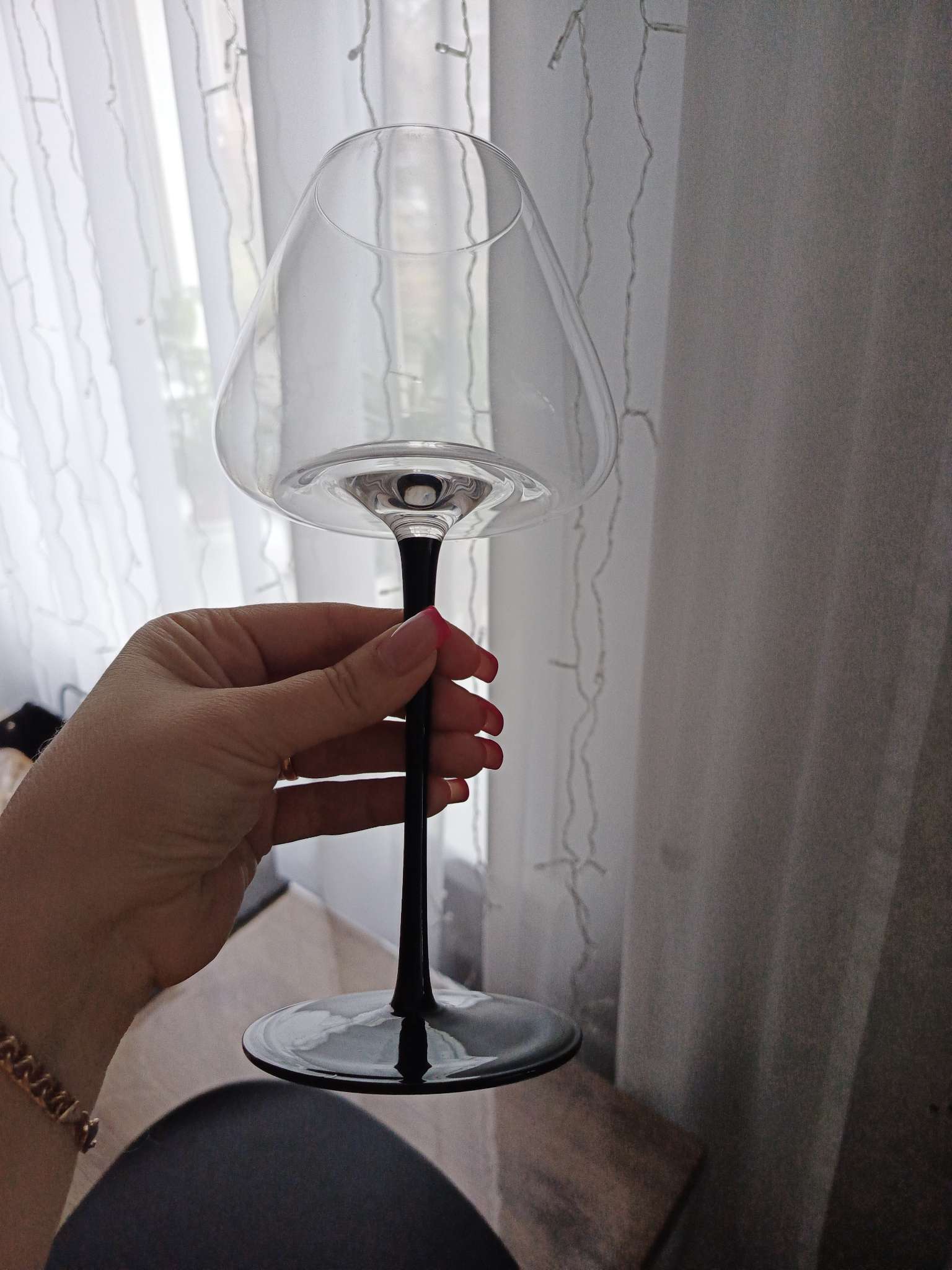 Фотография покупателя товара Бокал для вина Magistro «Амьен», 700 мл, h=25 см, стекло, прозрачный, чёрный - Фото 2