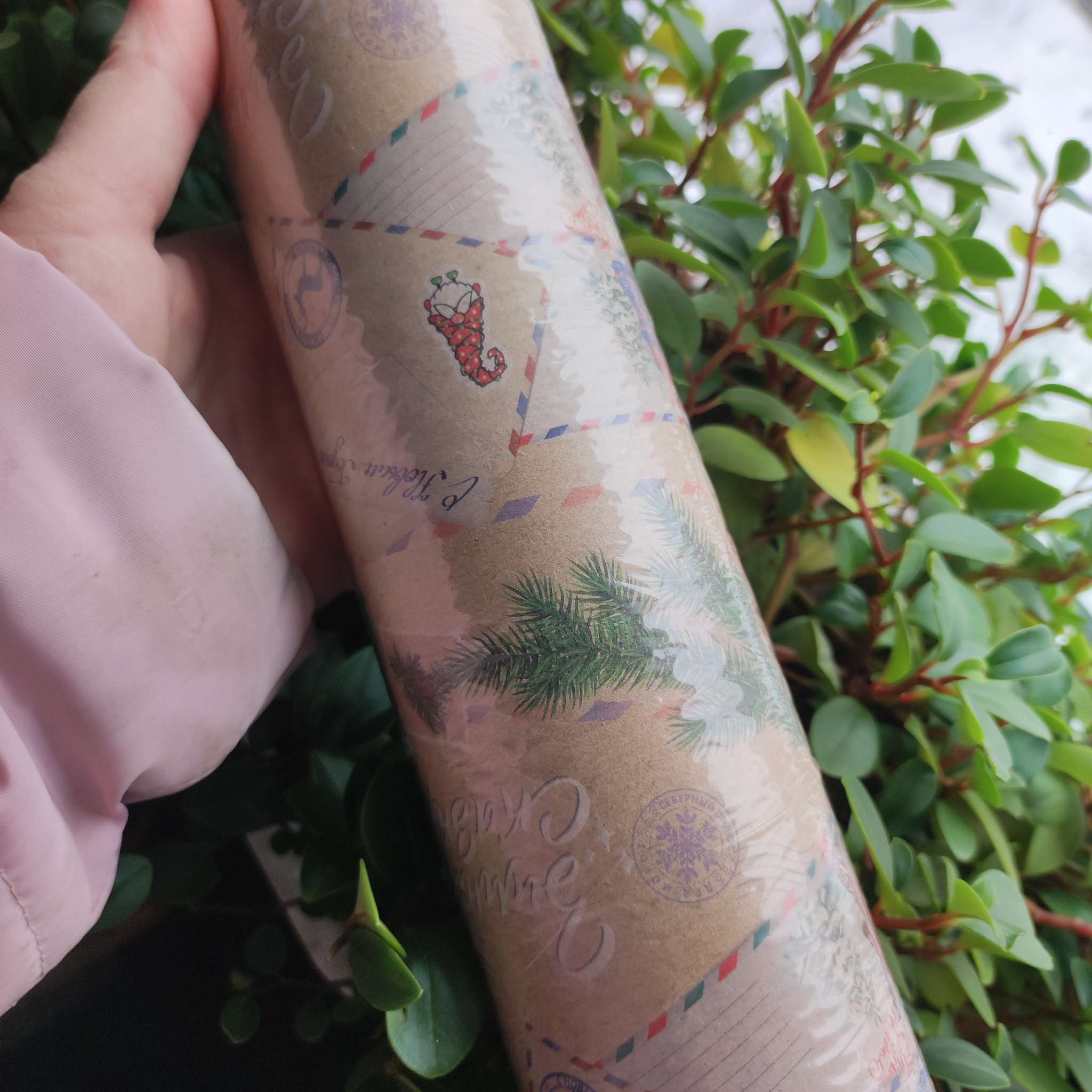 Фотография покупателя товара Бумага упаковочная новогодняя крафт бурый «Открытки», 50×70 см - Фото 3