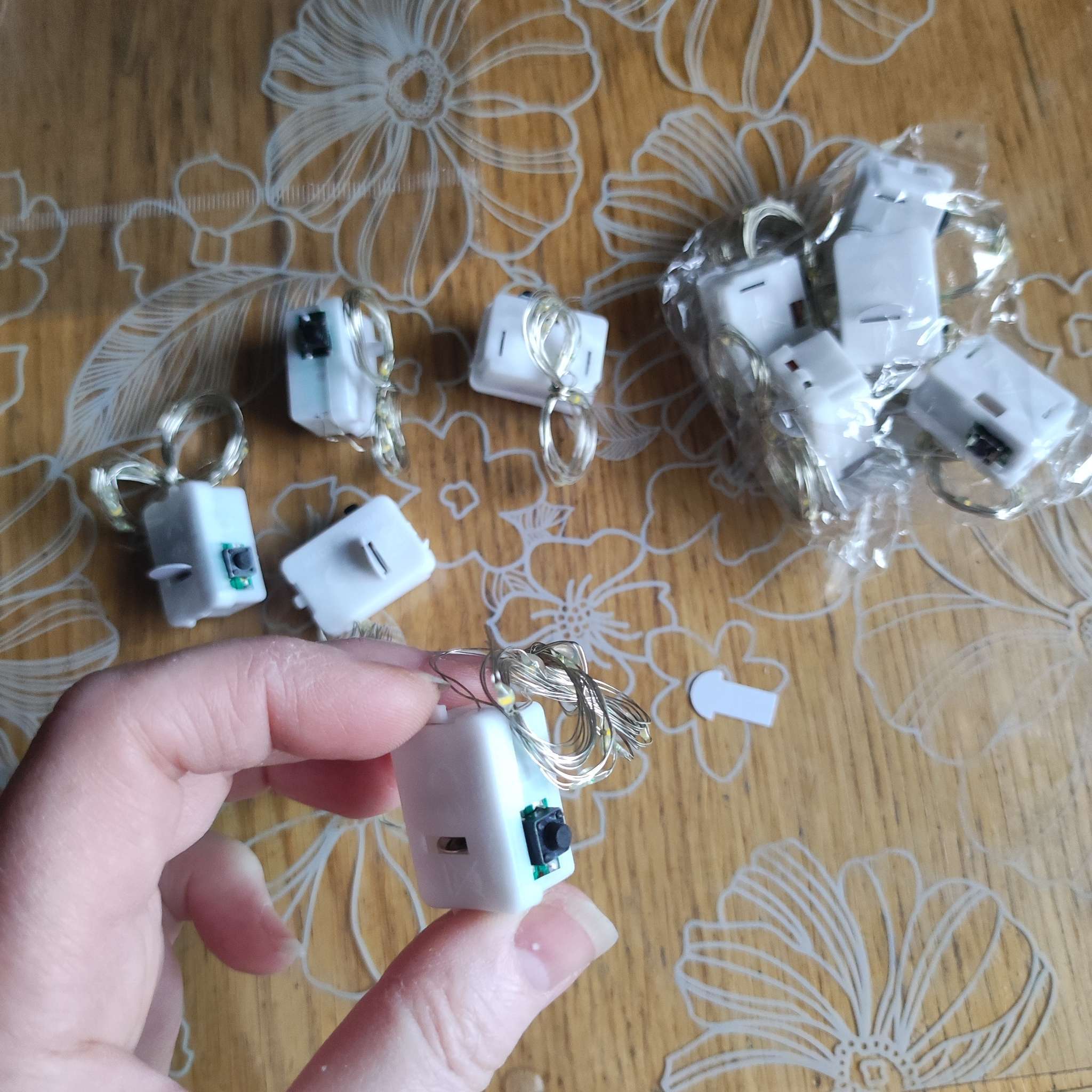 Фотография покупателя товара Гирлянда «Нить» 1 м роса, IP20, серебристая нить, 10 LED, 3 режима, батарейки AG13×3 (в комплекте), свечение мульти - Фото 4