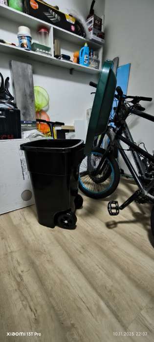 Фотография покупателя товара Мусорный бак с крышкой «Садовый», 65 л, на колёсиках, чёрный, зелёный - Фото 1