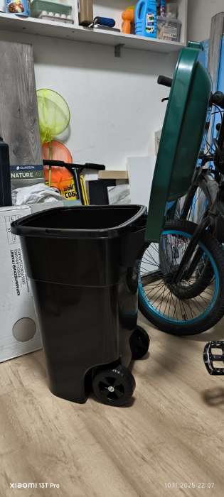 Фотография покупателя товара Мусорный бак с крышкой «Садовый», 65 л, на колёсиках, чёрный, зелёный - Фото 2