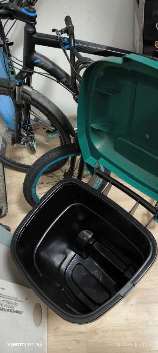 Фотография покупателя товара Мусорный бак с крышкой «Садовый», 65 л, на колёсиках, чёрный, зелёный - Фото 3