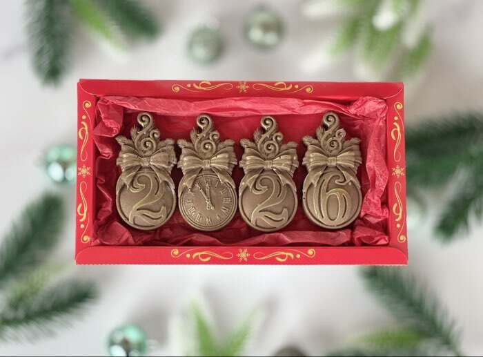 Фотография покупателя товара Коробка под 8 конфет с ячейками «С Новым годом!», 10×18.5×3 см - Фото 2