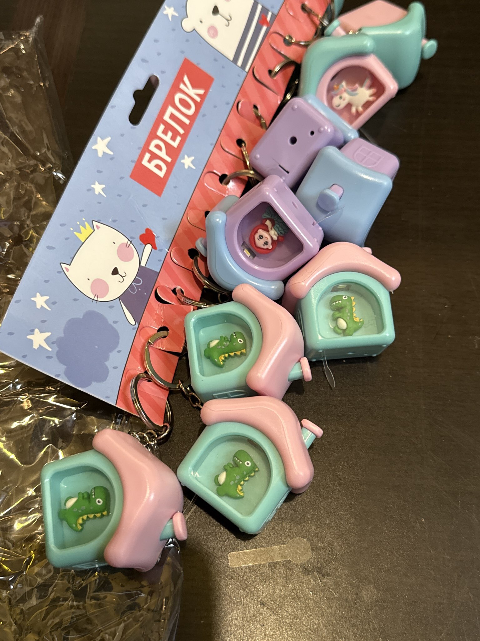 Фотография покупателя товара Фонарик брелок для ключей на кольце «Футбольный мяч смайл», светится, 4×4×1 см, МИКС - Фото 3