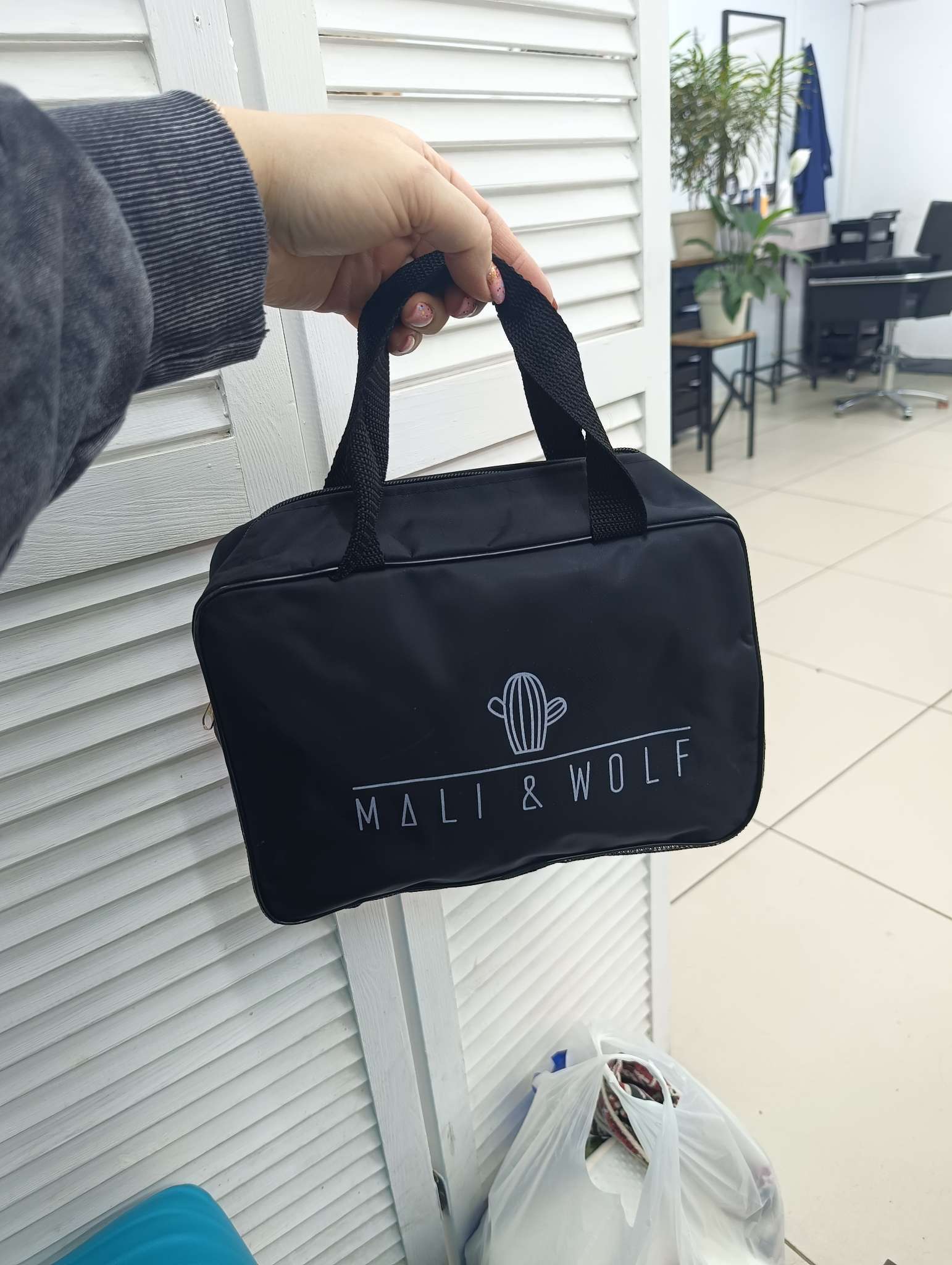 Фотография покупателя товара Косметичка-сумочка на молнии с сеткой, с ручками, с вышивкой, чёрная - Фото 1