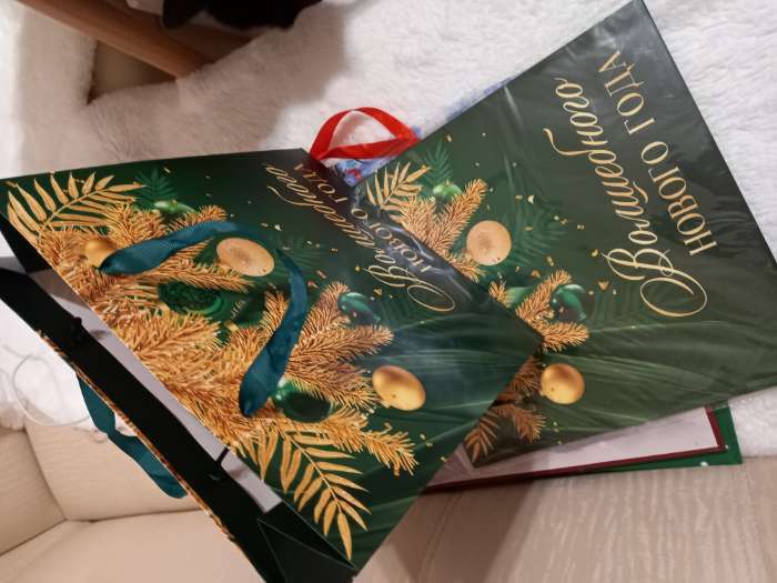 Фотография покупателя товара Пакет подарочный новогодний ламинированный квадратный Emerald, 30×30×12 см