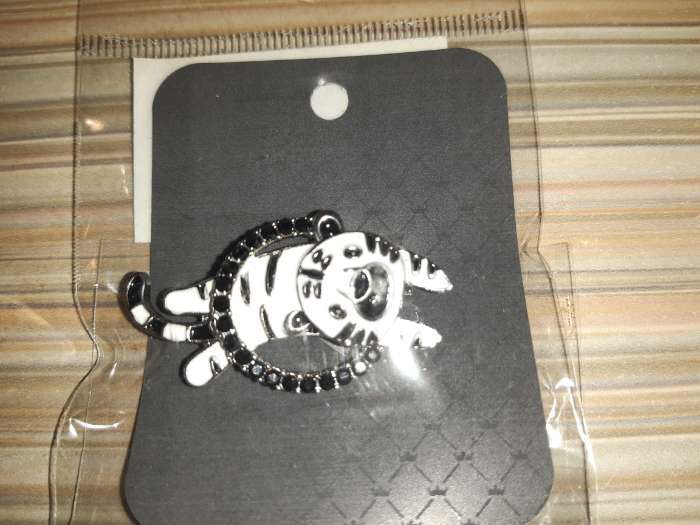 Фотография покупателя товара Брошь "Тигр" в кольце, цвет чёрно-белый в серебре - Фото 2