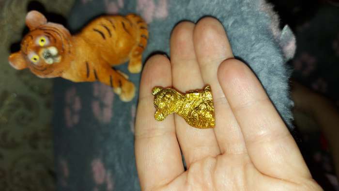 Фотография покупателя товара Сувенир полистоун "Золотой тигрёнок с монетками" МИКС 2,8х1,8х1,8 см