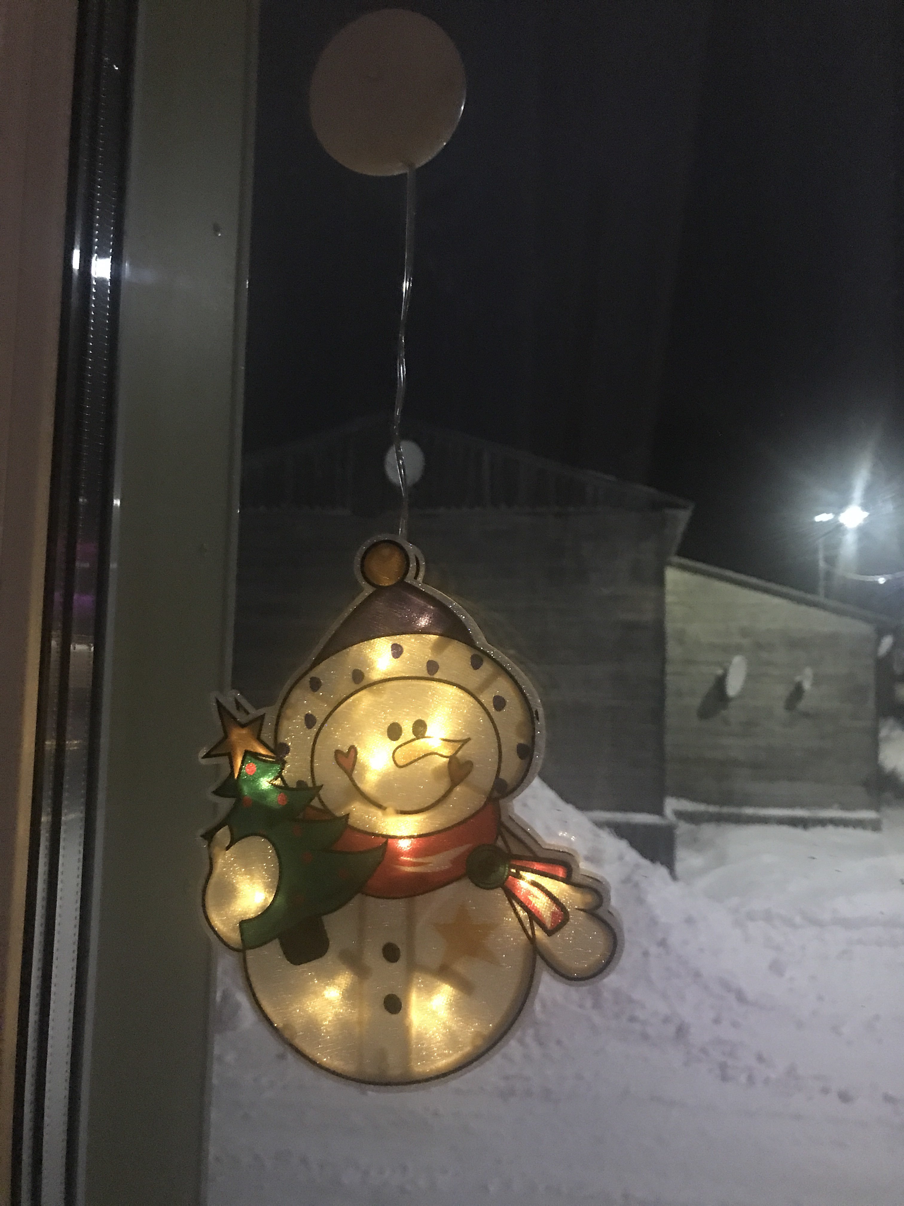 Фотография покупателя товара Светодиодная фигура на присоске «Снеговик» 19 × 22 см, пластик, батарейки АААх3 (не в комплекте), свечение тёплое белое - Фото 8