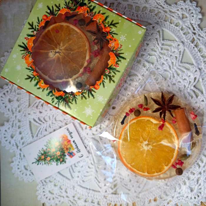 Фотография покупателя товара Подарочная коробка сборная с окном «Счастья», 11.5×11.5×3 см - Фото 1