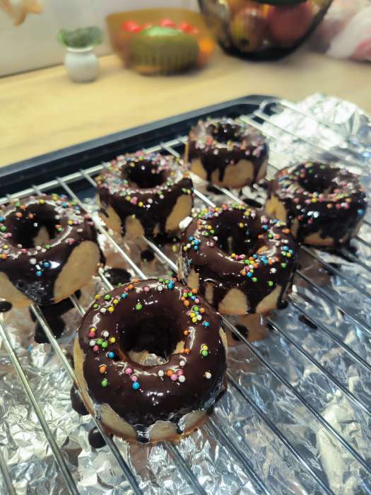 Фотография покупателя товара Форма для выпечки Доляна «Пончик», силикон, 26×18×2.5 см, 6 ячеек (d=7 см), розовая - Фото 1