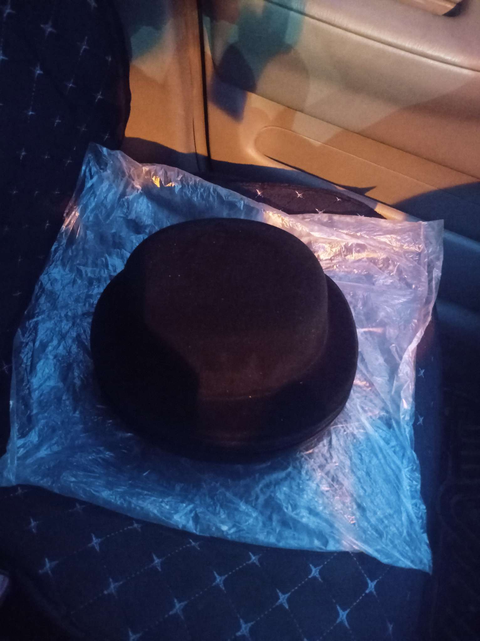 Фотография покупателя товара Карнавальная шляпа из пластика, р-р. 56-58, чёрная - Фото 1