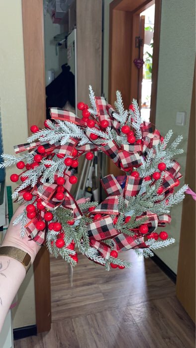 Фотография покупателя товара Венок новогодний d=30 см «Зимнее волшебство. Уютная сказка», с лентами и ягодами - Фото 3