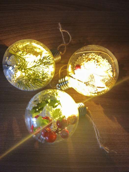 Фотография покупателя товара Набор ёлочных шаров «Зимний лес», 3 шт., d=8 см, 1 LED, от батареек, свечение белое - Фото 2