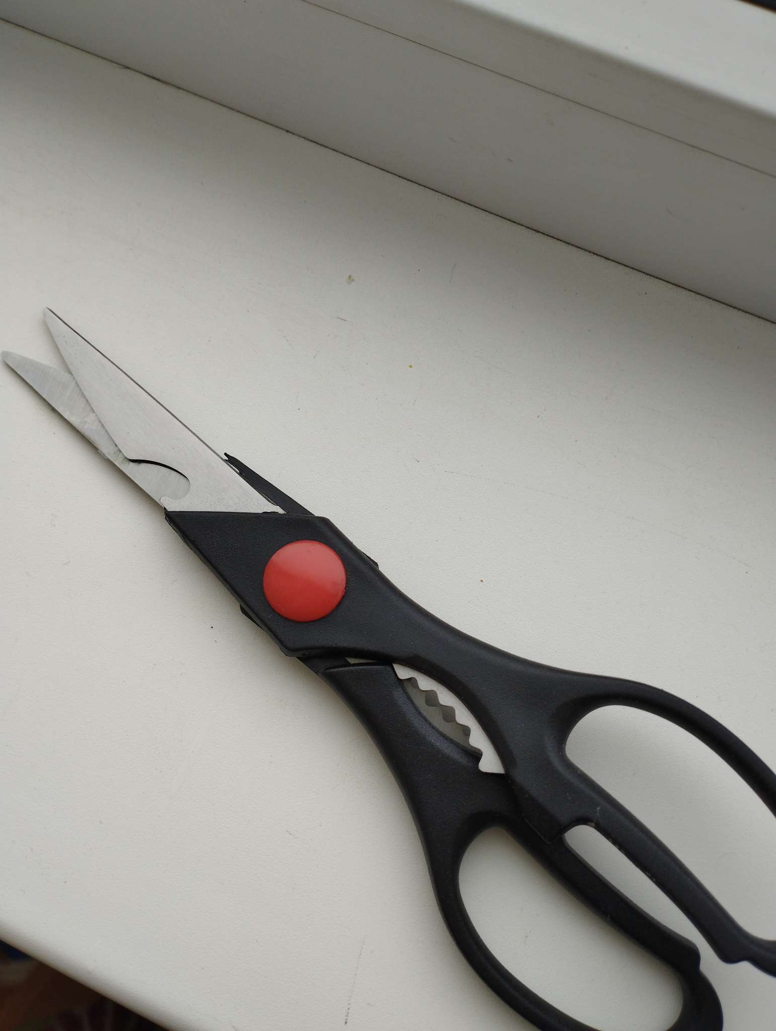 Фотография покупателя товара Ножницы кухонные Доляна «Помощник», 20 см, с открывалкой для бутылки, чёрные - Фото 1