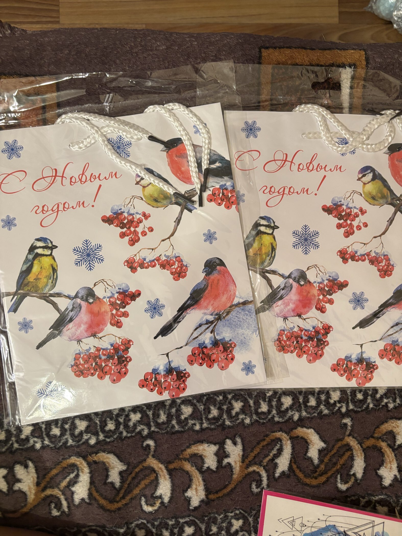 Фотография покупателя товара УЦЕНКА Пакет подарочный ламинированный новогодний «Новый год», ML 21×25×8 см, МИКС - Фото 15