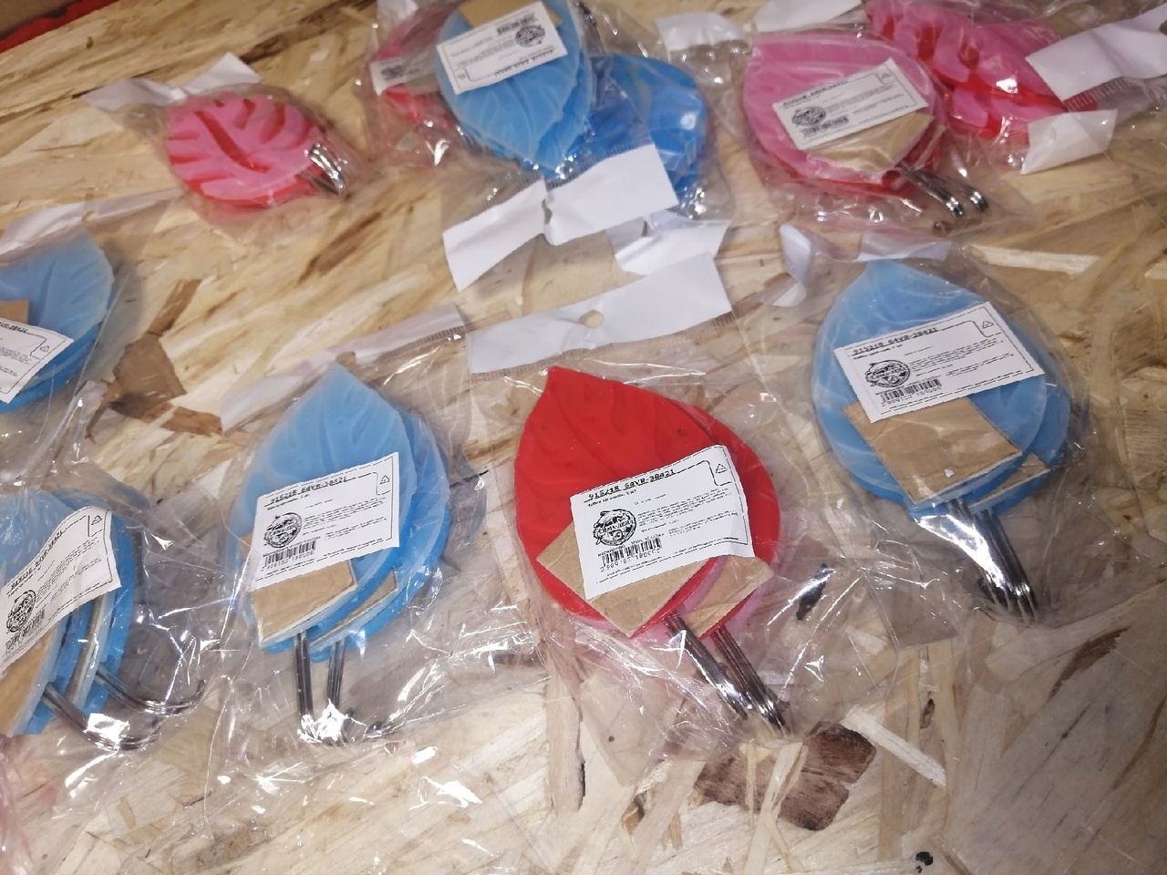 Фотография покупателя товара Крючки самоклеящиеся «Листики», 2 шт, цвет МИКС - Фото 3