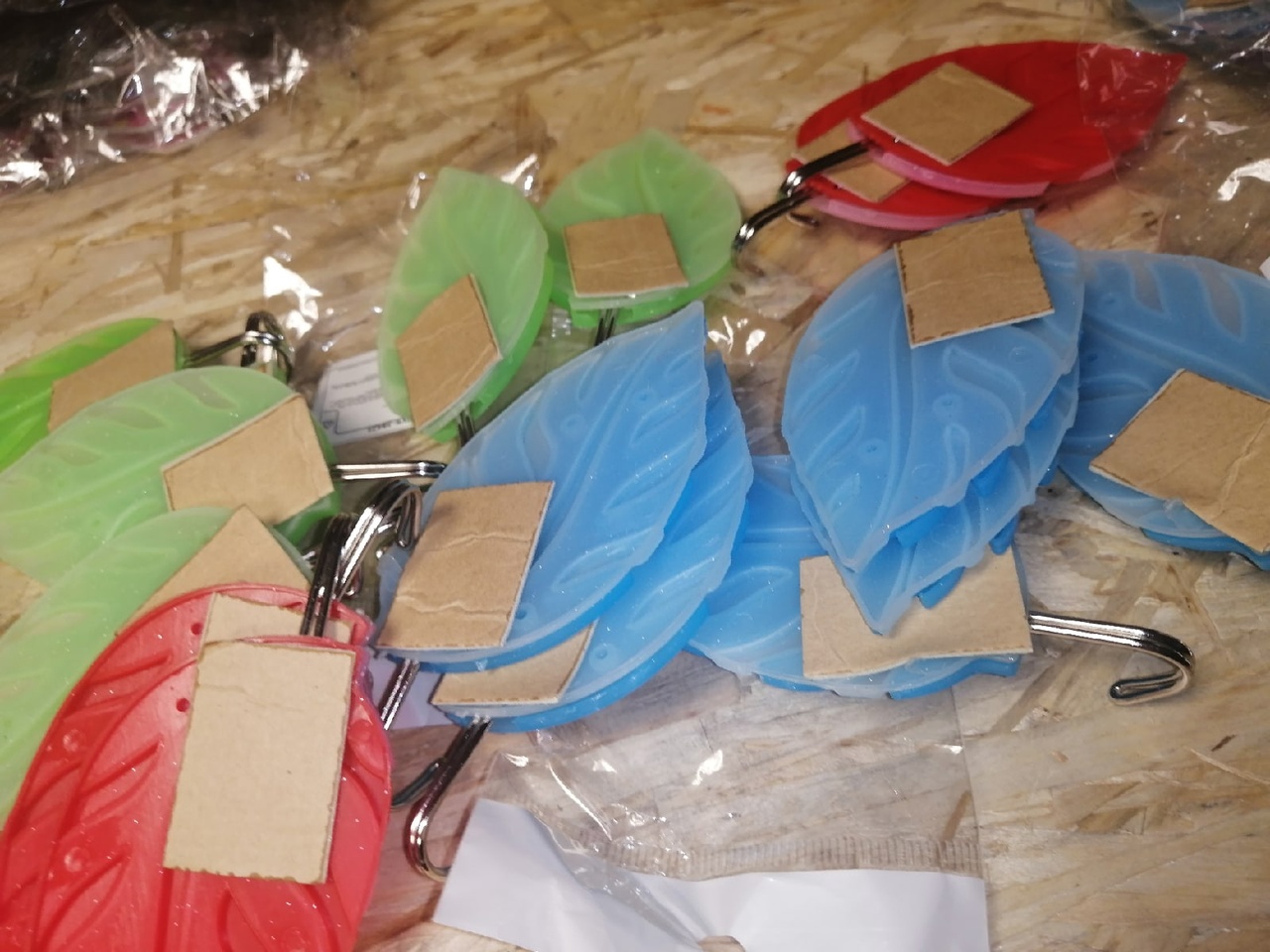 Фотография покупателя товара Крючки самоклеящиеся «Листики», 2 шт, цвет МИКС - Фото 2