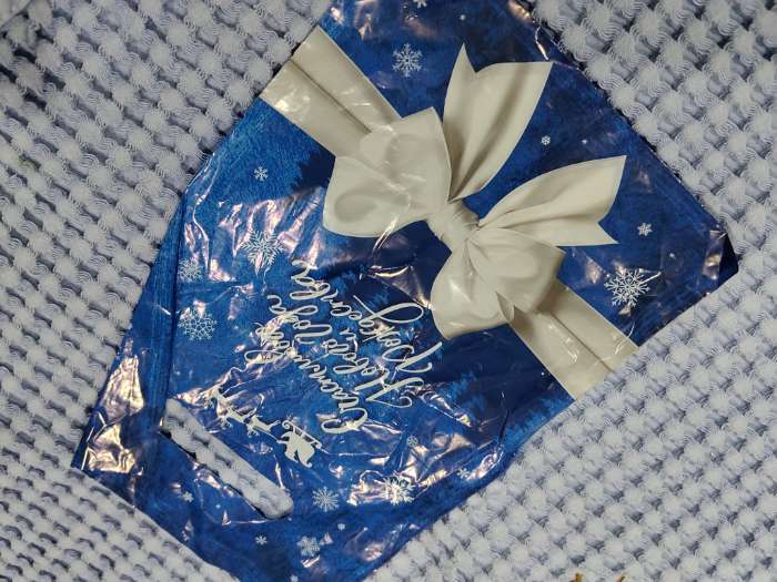 Фотография покупателя товара Пакет подарочный новогодний «Счастливого нового года и рождества», полиэтиленовый с вырубной ручкой, 20×30 см, 30 мкм - Фото 3