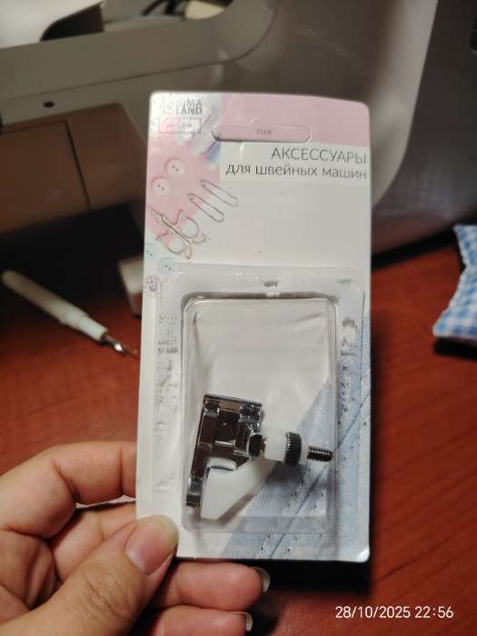 Фотография покупателя товара Лапка для швейных машин, для потайной строчки, «Зигзаг», 5 мм, 4×3.5 см - Фото 1