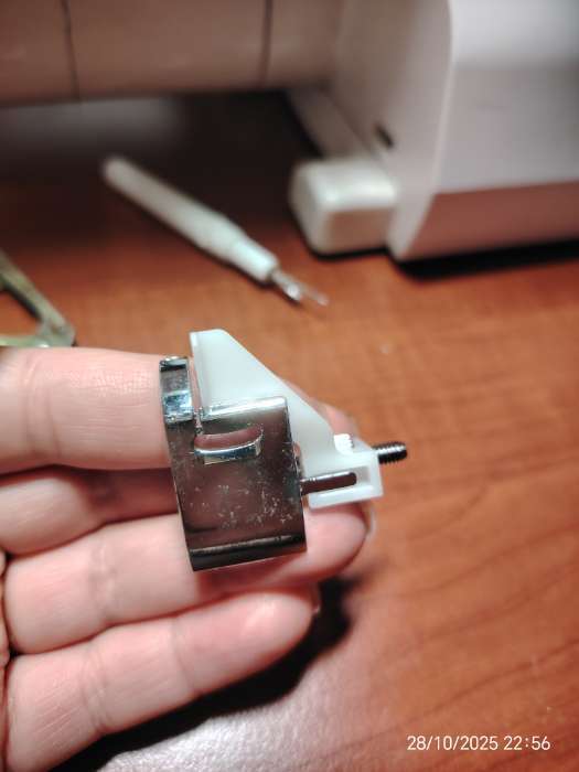 Фотография покупателя товара Лапка для швейных машин, для потайной строчки, «Зигзаг», 5 мм, 4×3.5 см - Фото 2