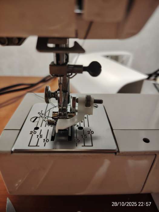 Фотография покупателя товара Лапка для швейных машин, для потайной строчки, «Зигзаг», 5 мм, 4×3.5 см - Фото 3