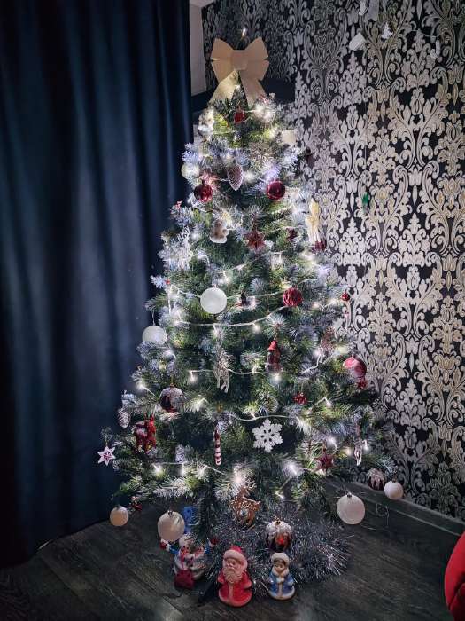 Фотография покупателя товара Искусственная ёлка с инеем «Королева белоснежная», премиум 150 см, d нижнего яруса 75 см, ПВХ 225 веток отгибаются - Фото 65